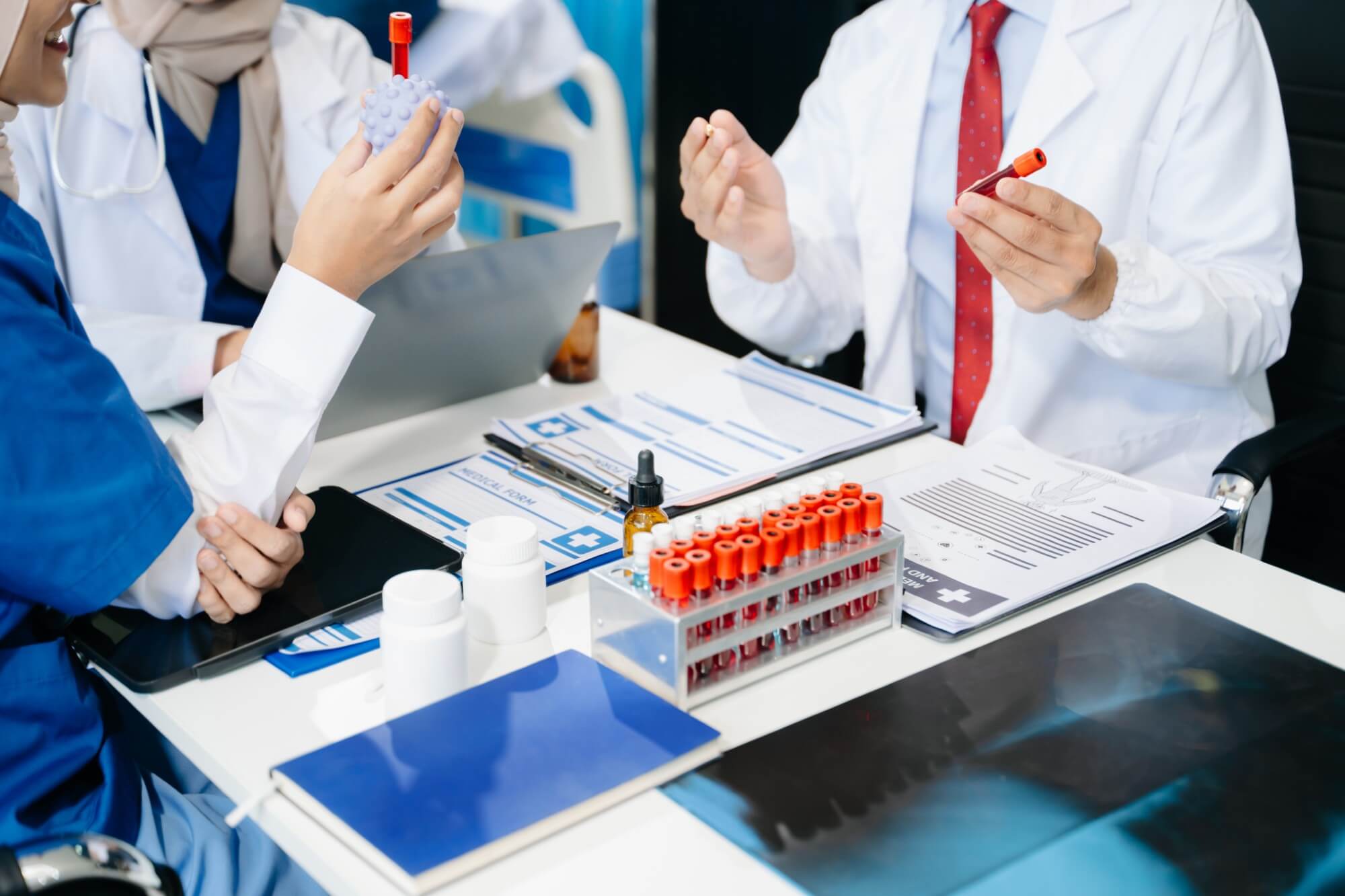medical-professionals-in-modern-clinic-discussing-2024-11-01-22-11-59-utc.jpg